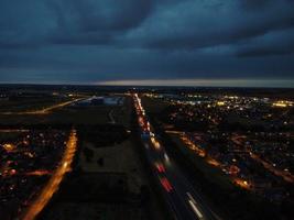 hermosa vista aérea nocturna de la ciudad británica, imágenes de drones de gran ángulo de la ciudad de luton en inglaterra reino unido foto