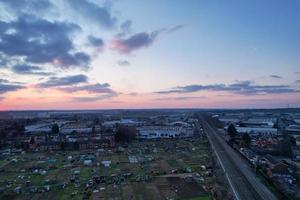 Magnífica vista aérea de la ciudad de Luton en Inglaterra, Reino Unido al atardecer, imágenes de alto ángulo de nubes coloridas tomadas por drones foto