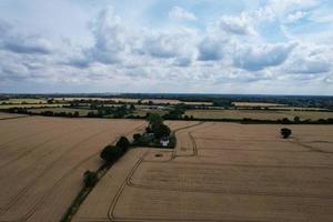 hermosa vista de ángulo alto del pueblo británico y el campo de inglaterra reino unido foto