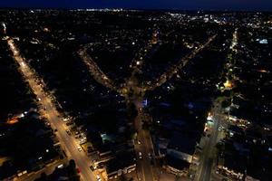 magnífica vista aérea nocturna de la ciudad iluminada de luton en inglaterra, reino unido, material de archivo de ángulo alto de drones. foto