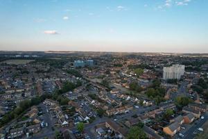 hermosa vista aérea de la ciudad de North Luton de Inglaterra al atardecer foto