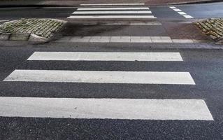 Paso de cebra peatonal pintado de blanco en una carretera en Europa. foto