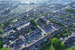 imágenes aéreas de drones vista de ángulo alto de la ciudad de londres luton de inglaterra y edificios residenciales foto