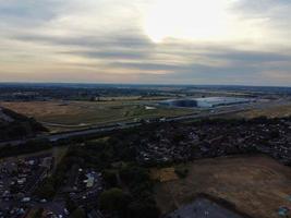 hermoso cielo con nubes coloridas, imágenes de ángulo alto de drones sobre la ciudad de Inglaterra, Reino Unido foto