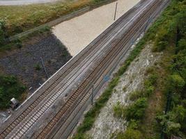 cámara de drone de ángulo alto vista de ángulo alto de las vías del tren en el cruce de autopistas de luton inglaterra reino unido foto