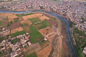 vista aérea de ángulo alto de la aldea de kala shah kaku y el polígono industrial de punjab, pakistán foto