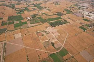 vista aérea de kala shah kaku pueblo de punjab pakistán foto