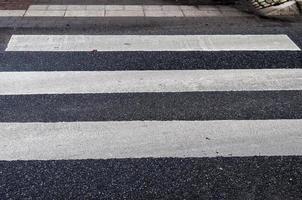 Paso de cebra peatonal pintado de blanco en una carretera en Europa. foto