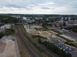 imágenes de alto ángulo de la ciudad de londres luton y vista aérea de la estación central de trenes, vías de tren de inglaterra, reino unido foto