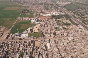 vista aérea de kala shah kaku pueblo de punjab pakistán foto