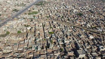 vista aérea de ángulo alto de la ciudad de sheikhupura de punjab pakistán, imágenes de drones. sheikhupura también conocida como qila sheikhupura, es una ciudad en la provincia pakistaní de punjab. foto