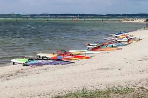 mucha actividad de kitesurf en la playa del mar báltico de laboe en alemania en un día soleado. foto