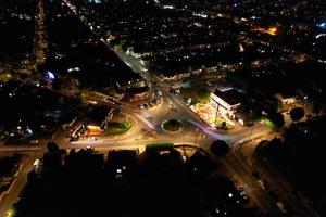 hermosa vista aérea nocturna de la ciudad británica, imágenes de drones de gran ángulo de la ciudad de luton en inglaterra reino unido foto