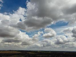 el cielo más hermoso con nubes gruesas sobre la ciudad británica en un día caluroso y soleado foto