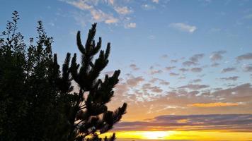 hermosa y colorida puesta de sol con nubes en el cielo foto