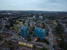 hermosa vista aérea nocturna de la ciudad británica, imágenes de drones de gran ángulo de la ciudad de luton en inglaterra reino unido foto