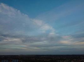 hermoso cielo con nubes coloridas, imágenes de ángulo alto de drones sobre la ciudad de Inglaterra, Reino Unido foto