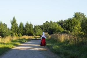 gente en el pueblo. descansar en un festival folklórico en rusia. foto