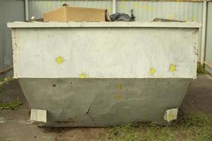 cubo de basura para residuos. contenedor de basura gris. foto