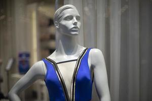 maniquí de mujer en tienda de ropa. figura plástica de mujer. detalles de la tienda. demostración de ropa. foto