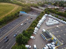 vista aérea de ángulo alto de carreteras británicas y autopistas de alta velocidad en la ciudad de luton de inglaterra reino unido foto