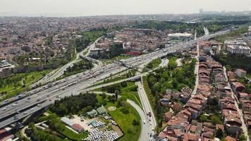 vista aérea de la ciudad del río bósforo y el puente en estambul, turquía foto