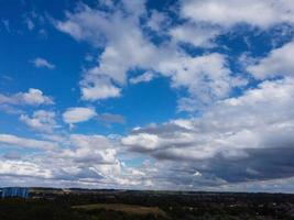 hermosa y colorida puesta de sol con nubes coloridas y cielo sobre la ciudad de luton de inglaterra gran bretaña foto