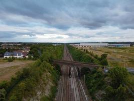 cámara de drone de ángulo alto vista de ángulo alto de las vías del tren en el cruce de autopistas de luton inglaterra reino unido foto