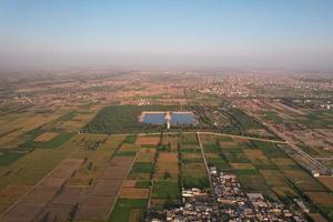 vista aérea de alto ángulo de mogoles históricos hiran minar y pueblo de sheikhupura pakistán foto