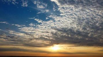 el hermoso amanecer y las nubes coloridas, la vista aérea y la vista de ángulo alto tomadas por drones en Inglaterra, Reino Unido foto