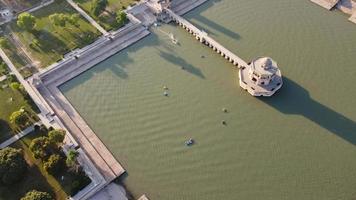 vista aérea de alto ángulo de mogoles históricos hiran minar y pueblo de sheikhupura pakistán foto