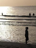 silueta de personas en la playa foto