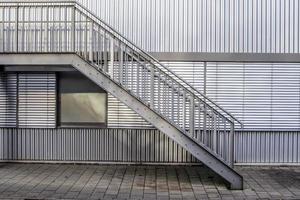 vista de cerca de las escaleras metálicas en un edificio de arquitectura moderna. foto