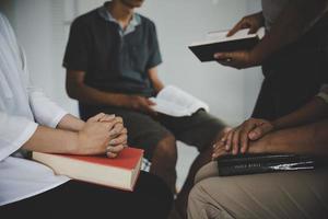 grupo de personas están leyendo la biblia foto