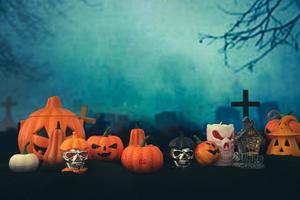 cementerio espeluznante con calabaza de halloween resplandeciente foto