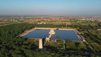 vista aérea de alto ángulo de mogoles históricos hiran minar y pueblo de sheikhupura pakistán foto