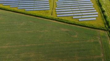 imágenes aéreas vista de ángulo alto de fuentes de generadores naturales de energía verde de turbinas eólicas y granjas de paneles solares en Inglaterra, Reino Unido foto