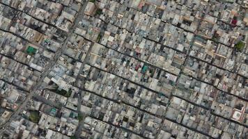 vista de ángulo alto de la ciudad de gujranwala y casas residenciales en antena congestionada de punjab pakistán foto