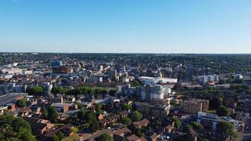 imágenes aéreas de drone vista de ángulo alto de londres luton ciudad de inglaterra gran bretaña foto