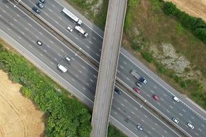 hermosa vista aérea de las autopistas británicas en la salida 9 de la m1 de dunstable y luton, inglaterra foto