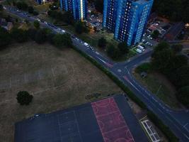 imágenes de alto ángulo de vista aérea de la ciudad de luton de inglaterra en la noche foto