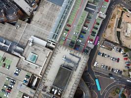 vista aérea y material de archivo en ángulo alto del centro de la ciudad británica de luton, inglaterra, reino unido. foto