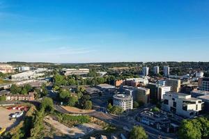 vista de drone de ángulo alto del centro de la ciudad de luton y la estación de tren, luton, inglaterra. luton es una ciudad y municipio con estatus de autoridad unitaria, en el condado ceremonial de bedfordshire foto