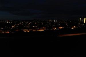 hermosa vista aérea de alto ángulo de las autopistas británicas y el tráfico en la ciudad de luton de inglaterra reino unido en la noche después del atardecer foto