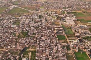 vista de ángulo alto de la ciudad de gujranwala y casas residenciales en antena congestionada de punjab pakistán foto