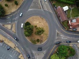 vista aérea de ángulo alto de carreteras británicas y autopistas de alta velocidad en la ciudad de luton de inglaterra reino unido foto
