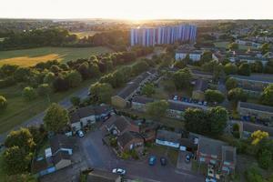 imágenes aéreas de drone vista de ángulo alto de londres luton ciudad de inglaterra gran bretaña foto