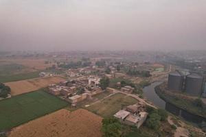 vista aérea de kala shah kaku pueblo de punjab pakistán foto