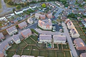 imágenes aéreas de drone vista de ángulo alto de londres luton ciudad de inglaterra gran bretaña foto