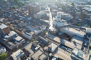 vista de drone de ángulo alto del centro de la ciudad de luton y la estación de tren, luton, inglaterra. luton es una ciudad y municipio con estatus de autoridad unitaria, en el condado ceremonial de bedfordshire foto